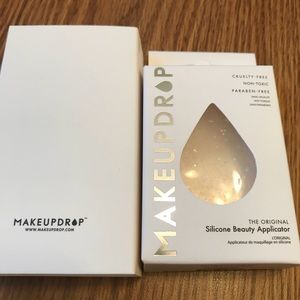 Silicone makeup applicator